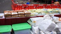 Sejumlah barang bukti narkotika disita polisi dan dipamerkan dalam konferensi pers tersebut. Barang bukti itu di antaranya ganja hingga 27.650 botol miras.