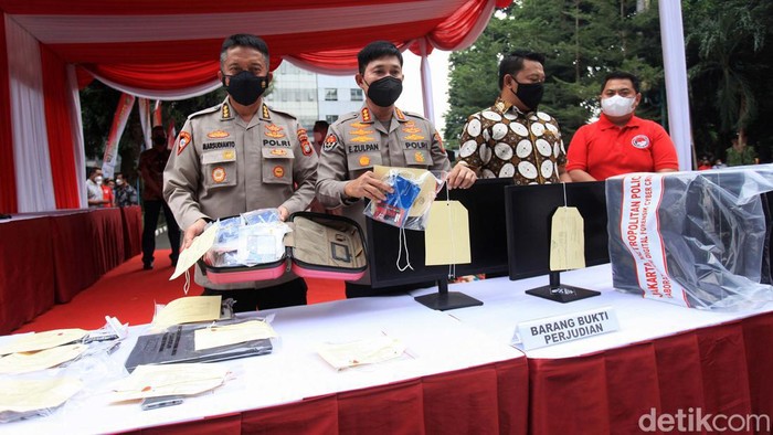 Ini 296 Tersangka Judi yang Ditangkap Polda Metro Jaya Polda Metro Jaya menggelar operasi dengan sasaran narkoba hingga perjudian. Selama 4 hari operasi, sebanyak 296 orang ditangkap.