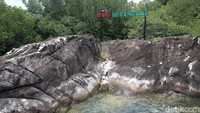 Salah satu wisata yang dikembangkan di Desa Batu Belah adalah Batu Betangkop. Batu Betangkop diartikan sebagai batu yang terbelah karena disana ada sebuah batu besar yang semakin lama semakin terbelah menjadi dua.  