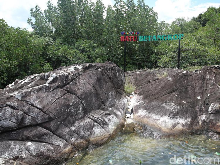 Ini Batu Betangkop, Asal Mula Nama Desa Batu Belah di Anambas