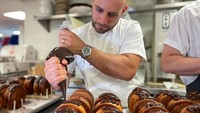 Juru masak Lafayette Grand Cafe & Bakery, Scott Cioe membuat Supremes, di Lafayette Grand Cafe & Bakery, di New York, AS, Rabu, (24/8/2022).