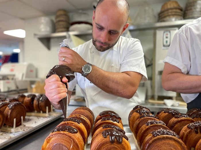 Ini Lho Croissant Bundar yang Lagi Viral di New York Lafayette Grand Cafe & Bakery executive pastry chef Scott Cioe works on the preparation of Supremes, at Lafayette Grand Cafe & Bakery, in New York, U.S., August 24, 2022. REUTERS/Roselle Chen