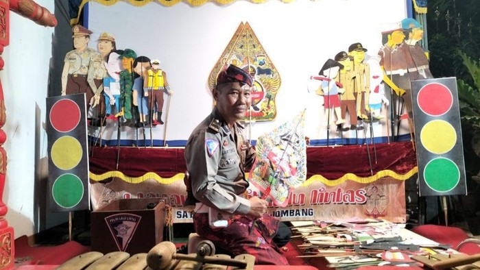 Iptu Sartono Gunakan Wayang Kulit untuk Sosialisasi Harkamtibmas di Jombang