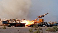 Dalam foto yang dirilis oleh Angkatan Darat Iran, sebuah drone diluncurkan dalam latihan drone militer di Iran, Kamis, (25/8/2022).