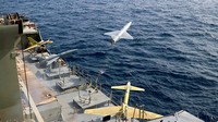Drone militer meluncur dari kapal perang angkatan laut Iran selama latihan militer.