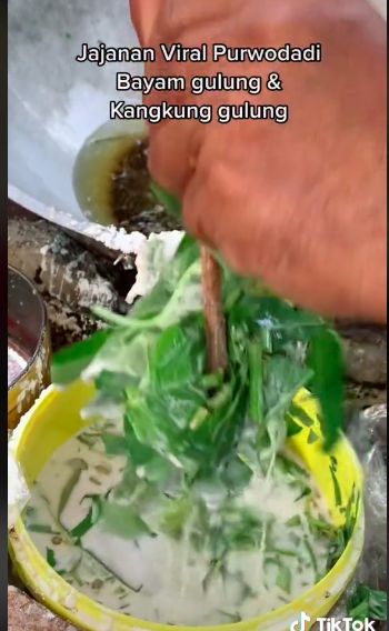 Jajanan unik bayam gulung
