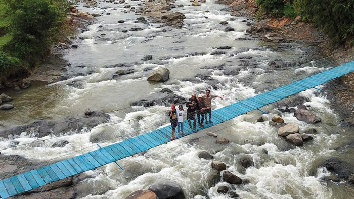 Jembatan gantung di Garut.