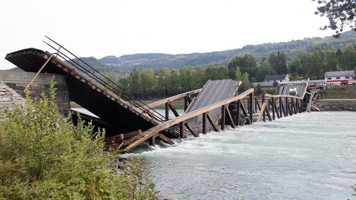 Jembatan Kayu Norwegia Ambruk