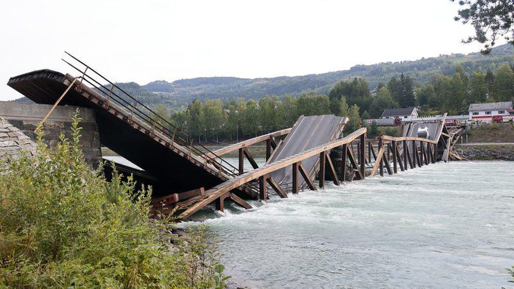 Jembatan Kayu Ambruk, Sopir Terjebak Namun Selamat