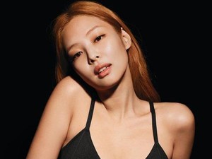 Beredar Foto Jennie BLACKPINK & V BTS Pakai Baju Couple, Datanya Diretas?