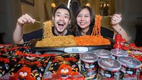 Tak hanya membagikan momen makan mewah, tapi pasangan ini juga kerap menunjukkan kebersamaan dengan mukbang. Jess No Limit dan Sisca Kohl terlihat mukbang mie pedas. Foto: Instagram Sisca Kohl, YouTube Jess No Limit