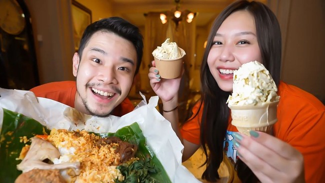 Potret keduanya ngonten bersama. Jess ikut mencoba konten unik Sisca Kohl yakni makan nasi padang pakai es krim. Foto: Instagram Sisca Kohl, YouTube Jess No Limit