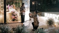 Sisca Kohl juga tampak terharu ketika menerima cincin dari sang kekasih. Jess No Limit melamar Sisca Kohl dengan mengadakan Pod Dining di Fairmont Jakarta. Foto: Instagram Sisca Kohl, YouTube Jess No Limit