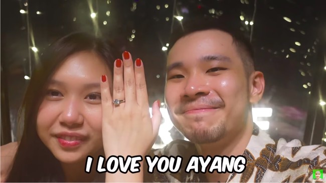 Seperti inilah detail cincin tunangan Sisca Kohl. Akun TikTok @fashion.siscakohl membocorkan perkiraan harga cincin lamaran Sisca Kohl dari Jess No Limit itu. Diprediksi harganya bisa mencapai Rp 1,5 miliar. Foto: dok. Channel YouTube Jess No Limit