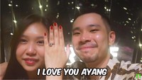 Momen Sisca Kohl memamerkan cincin yang diberikan oleh Jess No Limit. Foto: dok. Channel YouTube Jess No Limit