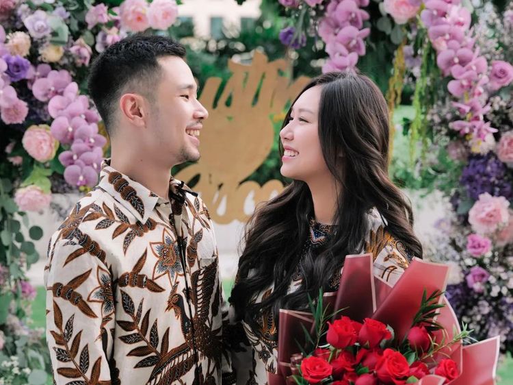 Momen Raja YouTube dan Ratu TikTok Lamaran di Kandang Burung