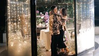 Sisca Kohl senang dinner di tempat yang seperti sangkar burung dengan dihiasi bunga ungu dan pink, lantaran itu warna favoritnya. (Foto: Instagram @siscakohl)