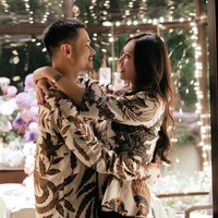 Keduanya baru go public telah bertunangan pada Kamis (25/8/2022). Pertunangan raja Youtube dan ratu TikTok itu jadi viral. Foto: Instagram @siscakohl