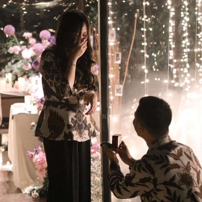 Sebulan setelah umumkan keduanya pacaran, Jess No Limit ternyata melamar Sisca Kohl pada 16 Juni. Inilah momen lamaran romantis mereka. Foto: Instagram @siscakohl