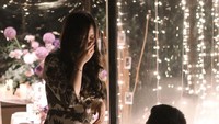 Sisca Kohl menangis dan menjawab iya ke Jess No Limit yang bertekuk lutut. (Foto: Instagram @siscakohl)