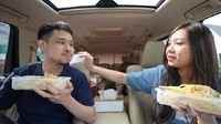 Sisca Kohl pernah diajak oleh Jess No Limit makan hidangan di dalam mobil. Perhatian Sisca sering terlihat dan membuat suasana makin romantis. Foto: Instagram Sisca Kohl, YouTube Jess No Limit