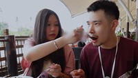 Keduanya pernah menikmati sajian seafood di restoran terkenal di Jakarta Utara. Beberapa kali Jess No Limit terlihat disuapi makanan oleh Sisca Kohl. Foto: Instagram Sisca Kohl, YouTube Jess No Limit