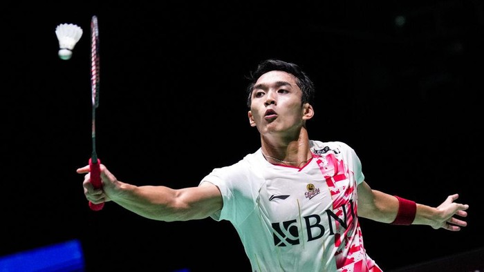 TOKYO, JAPAN - AUGUST 26: Jonatan Christie (R) of Indonesia competes in the Mens Singles Quarter Finals match against Chou Tien Chen of Chinese Taipei on day five of the BWF World Championships at Tokyo Metropolitan Gymnasium on August 26, 2022 in Tokyo, Japan. (Photo by Toru Hanai/Getty Images)