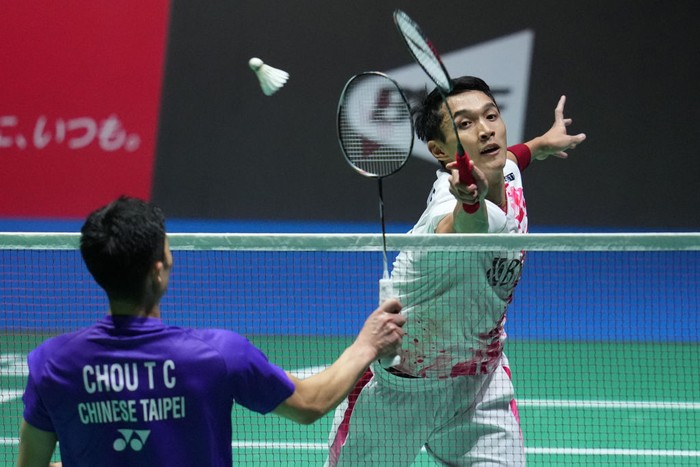 TOKYO, JAPAN - AUGUST 26: Jonatan Christie (R) of Indonesia competes in the Men's Singles Quarter Finals match against Chou Tien Chen of Chinese Taipei on day five of the BWF World Championships at Tokyo Metropolitan Gymnasium on August 26, 2022 in Tokyo, Japan. (Photo by Toru Hanai/Getty Images)