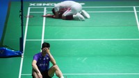 Selepas laga, dua pemain itu tersungkur. Chou Tien Chen menangis bahagia dan tidak percaya bisa menang, sementara Jonatan Christie meratapi kesedihannya (Getty Images)