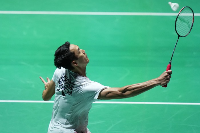 TOKYO, JAPAN - AUGUST 23: Jonatan Christie of Indonesia competes in the Mens Singles Second Round match against Kai Schaefer of Germany on day two of the BWF World Championships at Tokyo Metropolitan Gymnasium on August 23, 2022 in Tokyo, Japan. (Photo by Toru Hanai/Getty Images)