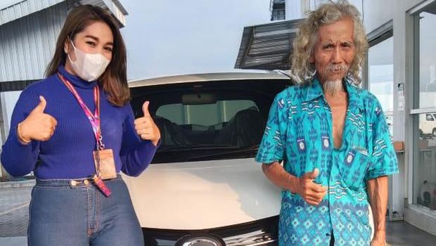 Kakek Wardji, pemulung yang membeli mobil secara tunai
