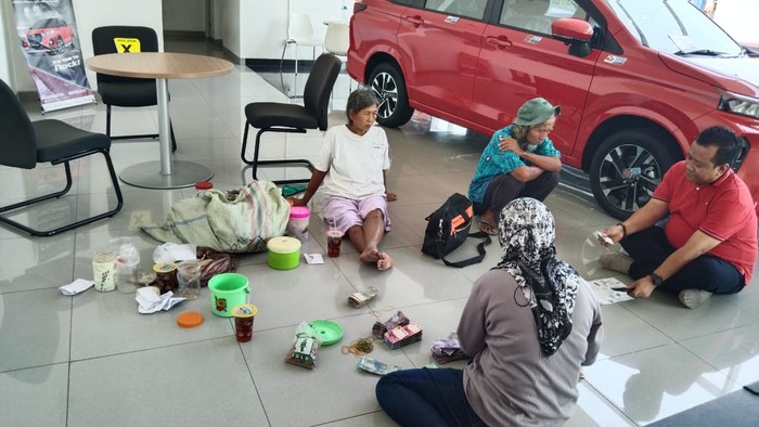 Kakek Wardji, pemulung yang membeli mobil secara tunai