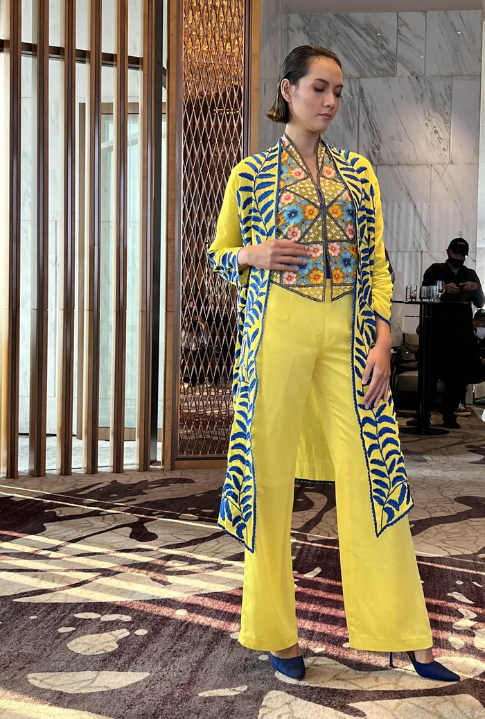 Keindahan tegel kunci menginspirasi Vielga Wennida dalam mendesign Paris Front Row ini. Padahal, motif ini banyak ditemukan di Yogyakarta dan Solo.

Kedua daerah tersebut sangat dikenal dengan tempat yang nyaman dan natural.