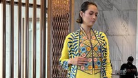 Membayangkan detail dan warna bordir tegel kunci yang rumit berada pada desain baju saya seolah olah mengajak kita kembali pada masa lalu yang penuh kedamaian dan keindahan. Kedua daerah tersebut sangat dikenal dengan tempat yang nyaman dan natural.