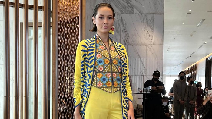 Kala Desainer Indonesia Beraksi di Front Row Paris 2022 Keindahan tegel kunci menginspirasi Vielga Wennida dalam mendesign Paris Front Row ini. Padahal, motif ini banyak ditemukan di Yogyakarta dan Solo.
Kedua daerah tersebut sangat dikenal dengan tempat yang nyaman dan natural.