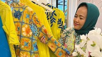 Karya seni tegel kunci ini aslinya dikerjakan dengan manual, sama hal nya dengan pengeejaan desain kami yang menggunakan mesin bordir manual demi kelangsungan hidup bordir dan sulam.  Pada design kali ini disain outer bordir manual hadir dengan tema talavera yakni material organza sutera, dengan pilhan warna dominasi kuning dan biru electric untuk summer 2023. 