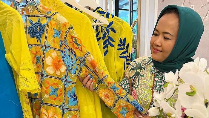Kala Desainer Indonesia Beraksi di Front Row Paris 2022 Keindahan tegel kunci menginspirasi Vielga Wennida dalam mendesign Paris Front Row ini. Padahal, motif ini banyak ditemukan di Yogyakarta dan Solo.
Kedua daerah tersebut sangat dikenal dengan tempat yang nyaman dan natural.