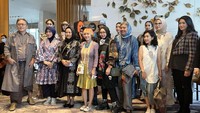 Teknik bordir seretan manual memakan waktu pembuatan 3 minggu dengan kombinasi warna benang sebanyak 6 warna. Sedangkan innernya, untuk memberi kesan lebih attractive dibuatkan design pleats yang bertingkat-tingkat dengan material satin yang memberikan kesan bahwa outfit ini cocok untuk pesta formal. 