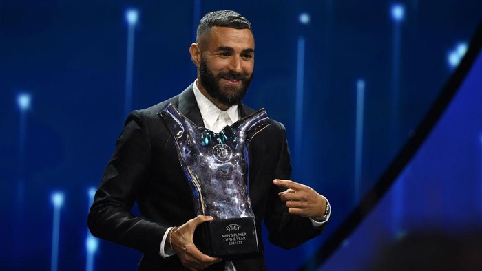 ISTANBUL, TURKIYE - AUGUST 25: UEFA Mens Player of the Year Karim Benzema poses with their award on stage during the UEFA Champions League 2022/23 Group Stage Draw at Halic Congress Centre on August 25, 2022 in Istanbul, Turkiye. (Photo by Kristian Skeie - UEFA/UEFA via Getty Images)