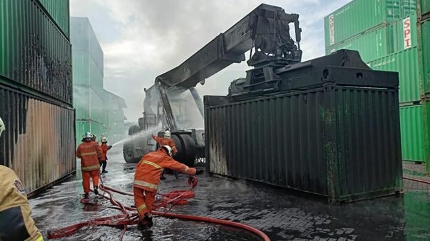 Kebakaran kontainer di Depo Spill Perak Barat Surabaya