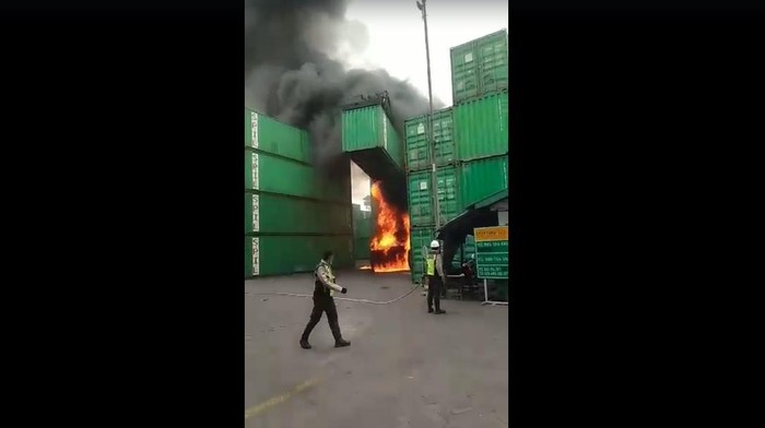 Kebakaran kontainer di Depo Spill Perak Barat Surabaya