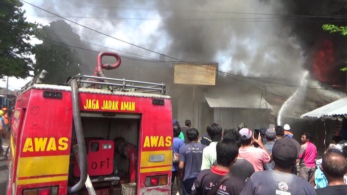 kebakaran pasar loak lumajang