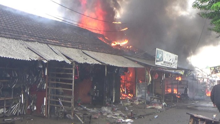 kebakaran pasar loak lumajang