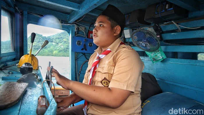 Dani Jamil (13) mengendarai perahu nelayan yang disebut pompong di Kabupaten Kepulauan Anambas, Kepulauan Riau, Rabu (3/8/2022).