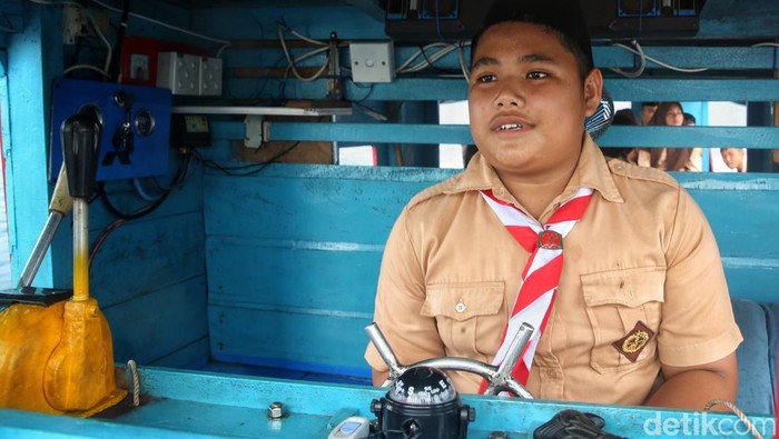 Kenalkan Dani, Nahkoda Cilik dari Pulau Telaga Anambas Dani Jamil (13) mengendarai perahu nelayan yang disebut pompong di Kabupaten Kepulauan Anambas, Kepulauan Riau, Rabu (3/8/2022).