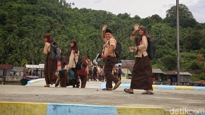 Kenalkan Dani, Nahkoda Cilik dari Pulau Telaga Anambas Dani Jamil (13) mengendarai perahu nelayan yang disebut pompong di Kabupaten Kepulauan Anambas, Kepulauan Riau, Rabu (3/8/2022).