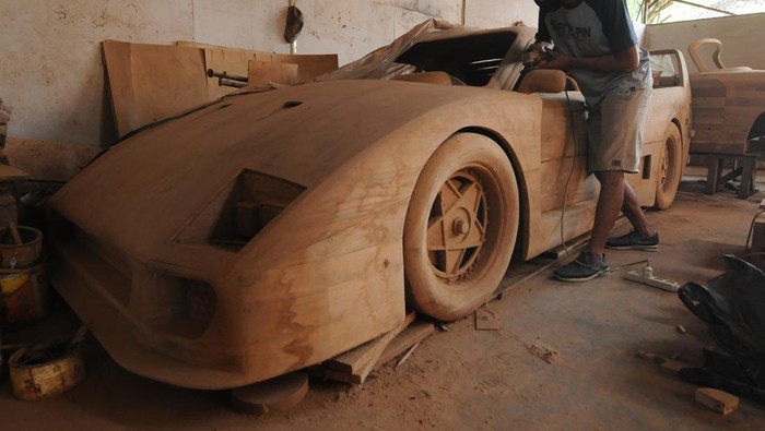KERAJINAN MOBIL KAYU EKSPOR KE BENUA EROPA Perajin menghaluskan kayu saat membuat kerajinan mobil kayu jenis Ferrari F40 di Jurug, Mojosongo, Boyolali, Jawa Tengah, Jumat (26/8/2022). Berbagai jenis kerajinan mobil jenis Land Rover Defender 1991, Ferrari F40, dan Porsche 356 Speedster yang terbuat dari bahan kayu jati itu telah ekspor memenuhi permintaan pasar berbagai negara di benua Eropa dan Amerika Serikat. ANTARA FOTO/Aloysius Jarot Nugroho/foc.