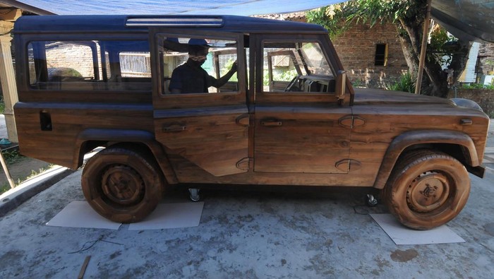 Perajin menghaluskan kayu saat membuat kerajinan mobil kayu jenis Ferrari F40 di Jurug, Mojosongo, Boyolali, Jawa Tengah, Jumat (26/8/2022). Berbagai jenis kerajinan mobil jenis Land Rover Defender 1991, Ferrari F40, dan Porsche 356 Speedster yang terbuat dari bahan kayu jati itu telah ekspor memenuhi permintaan pasar berbagai negara di benua Eropa dan Amerika Serikat. ANTARA FOTO/Aloysius Jarot Nugroho/foc.