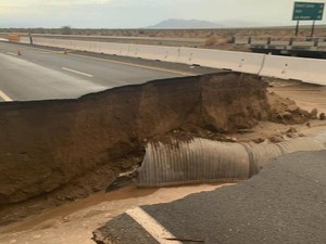 Banjir Bandang Terjang California, Jalan Raya Rusak Parah