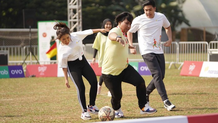 Keseruan Lomba 17-an Pedagang Sayur-Ojol Vs Pejabat-Artis